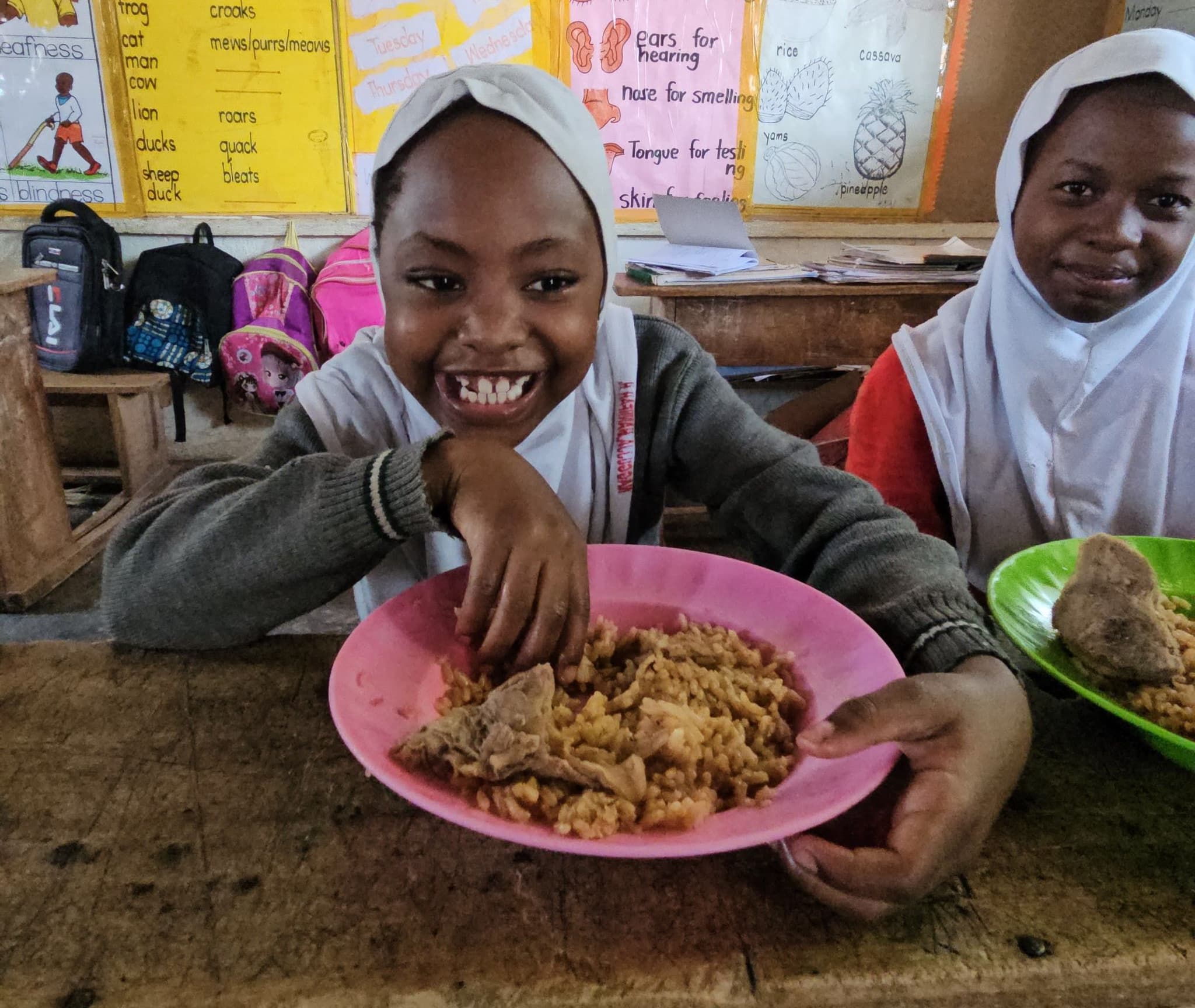 Children at a Muntada Aid school meals programme