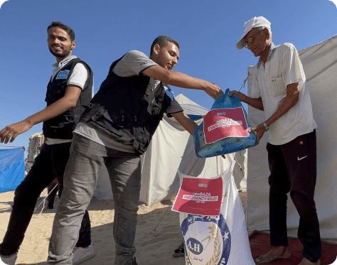 Muntada Aid distributing food packs in Gaza
